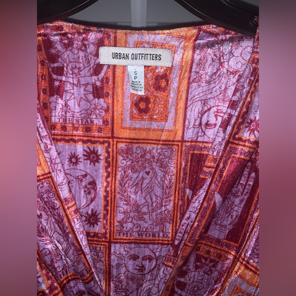 NWOT. UO Florentina Print Wrap Top. Size Small - Picture 6 of 7